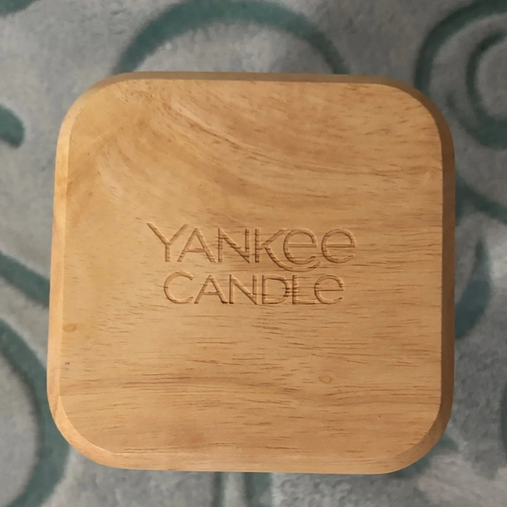 Yankee Candle With Gift Bag — Energizing Grapefruit and Rosemary.